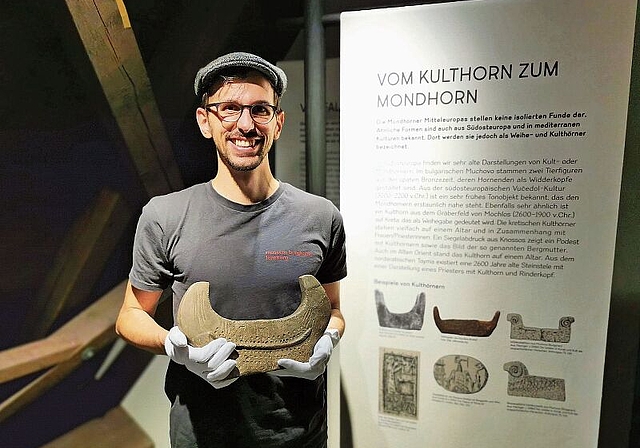 Gegenstände mit einer kultischen Bedeutung? Kurator Jonas Nyffeler mit einem «Mondhörner»-Ausstellungsobjekt. Foto: Fritz Thut