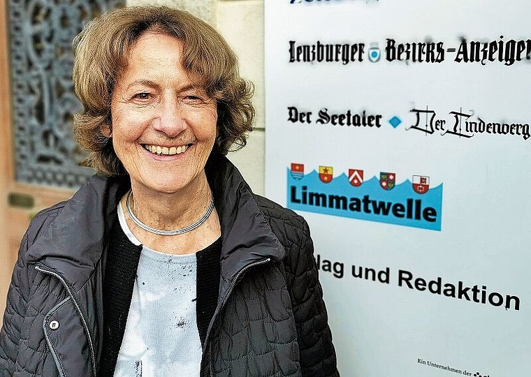 Will keine «Sesselkleberin» sein: Die scheidende «Salzkorn»-Kolumnistin Helene Basler-Märchy vor dem Bezirks-Anzeiger-Gebäude.Foto: Fritz Thut