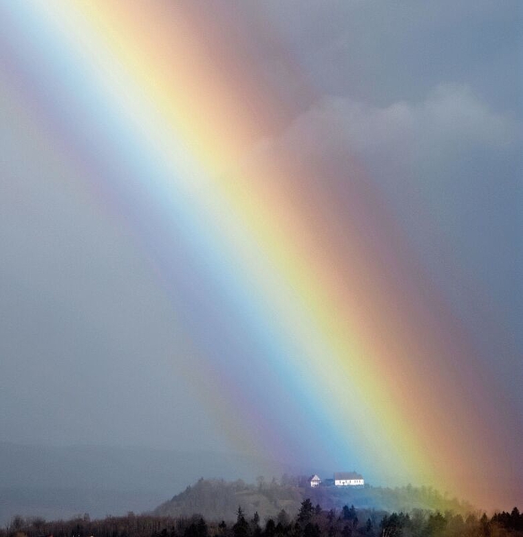 Aussergewöhnlicher Anblick: Für wenige Minuten verlief der Regenbogen von einem Standort in Hallwil aus gesehen genau durch die Staufbergkirche. Foto: Andreas Walker