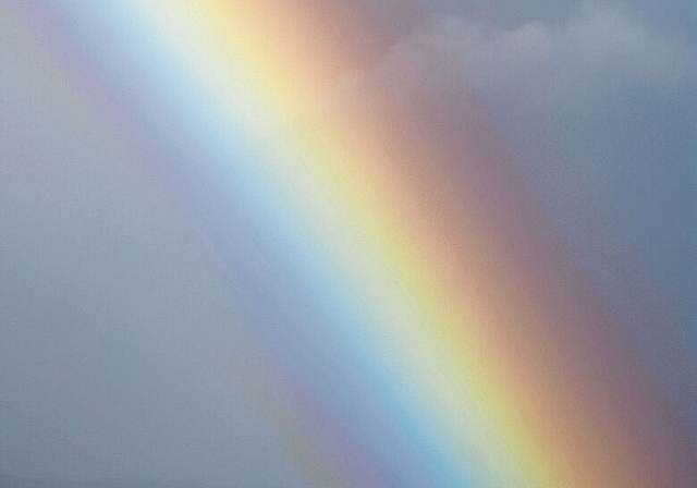 Aussergewöhnlicher Anblick: Für wenige Minuten verlief der Regenbogen von einem Standort in Hallwil aus gesehen genau durch die Staufbergkirche. Foto: Andreas Walker