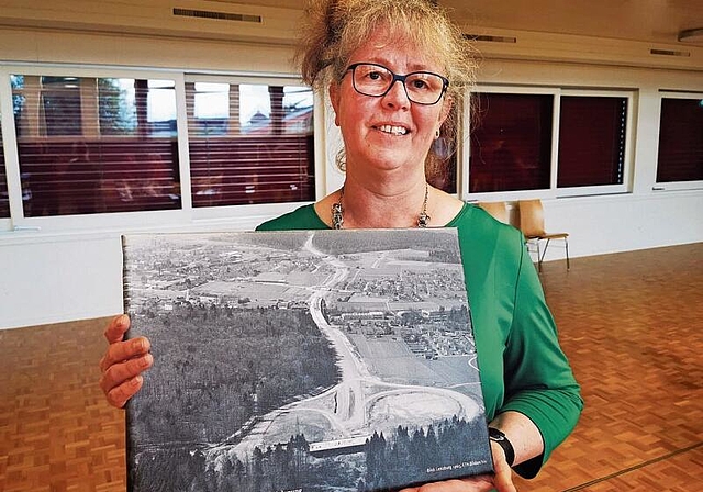 Geschenk zum Jubiläum: Gabi Lauper Richner mit der historischen Foto. Foto: Fritz Thut