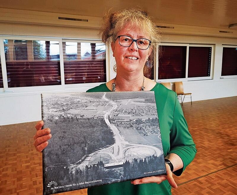 Geschenk zum Jubiläum: Gabi Lauper Richner mit der historischen Foto. Foto: Fritz Thut