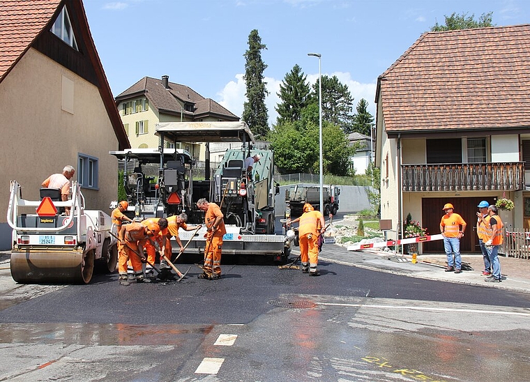 Schlusspunkt: Einbau des lärmarmen Deckbelags. Foto: Alfred Gassmann