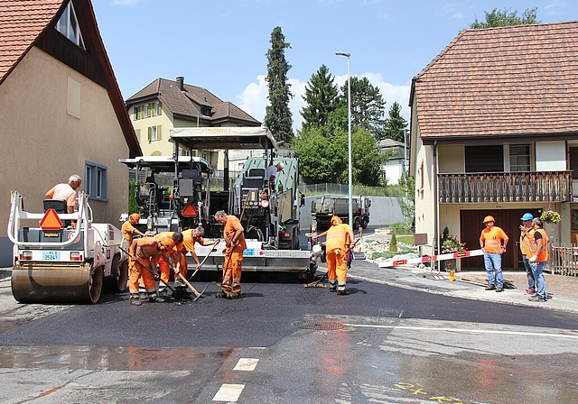 Schlusspunkt: Einbau des lärmarmen Deckbelags. Foto: Alfred Gassmann