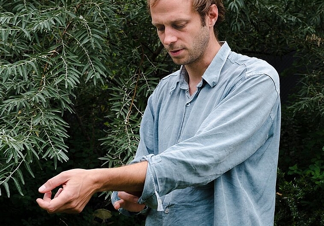 <em>Liest am Sonntag auf Binggelis Sofa:</em> Mundart-Virtuose Dominic Oppliger.Foto: Daniel Drognitz