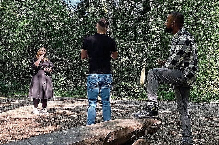 Gedreht im Othmarsinger Wald: Siga und Vanessa bei den Aufnahmen für das Musikvideo «Danke Papa». Foto: Bijan Films