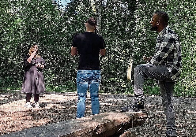 Gedreht im Othmarsinger Wald: Siga und Vanessa bei den Aufnahmen für das Musikvideo «Danke Papa». Foto: Bijan Films