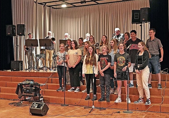 Fleissig am Proben: Die Big9Jazzband und der Chor Oberstufe Schöftland. Foto: Deborah Bläuer