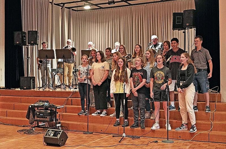 Fleissig am Proben: Die Big9Jazzband und der Chor Oberstufe Schöftland. Foto: Deborah Bläuer