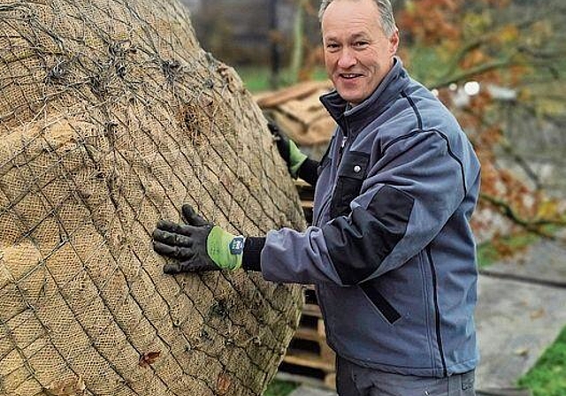 Grosse Freude: SVP-Einwohnerrat Michael Häusermann beim Wurzelballen der Eiche. Foto: Fritz Thut
