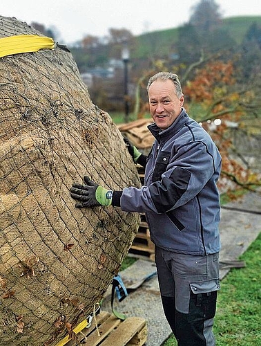 Grosse Freude: SVP-Einwohnerrat Michael Häusermann beim Wurzelballen der Eiche. Foto: Fritz Thut
