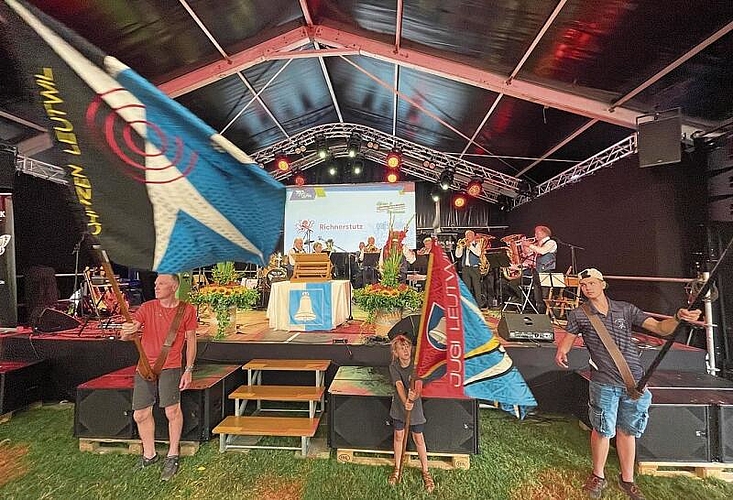 Mit Fahnen und Trompeten: Die Musikgesellschaft umrahmte den Festakt im Festzelt.