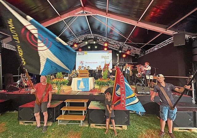 Mit Fahnen und Trompeten: Die Musikgesellschaft umrahmte den Festakt im Festzelt.
