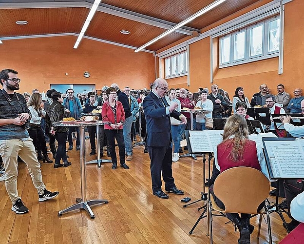 Gut besucht: Den Neujahrsempfang mit Musikeinlagen und Sportlerehrung liessen sich die 
Seenerinnen und Seener nicht entgehen.Fotos: Carolin Frei