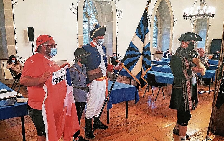 Gelungener Auftritt beim Einwohnerrat: Die Freischaren meldeten ihrem General die Eroberung der Kadettenfahne. Foto: Fritz Thut