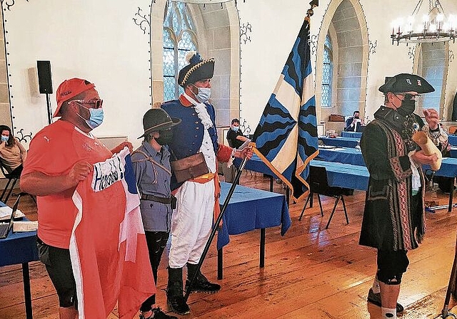 Gelungener Auftritt beim Einwohnerrat: Die Freischaren meldeten ihrem General die Eroberung der Kadettenfahne. Foto: Fritz Thut