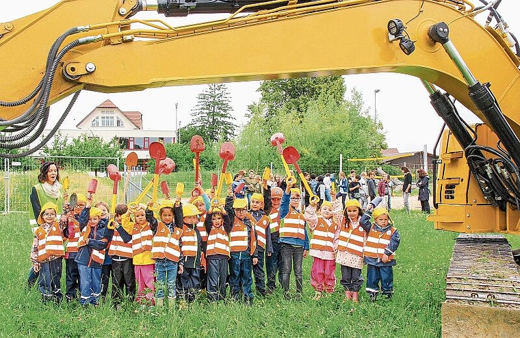 Ein Bild fürs Gemeindearchiv: Die Kindergärtler vom Ausserdorf am Spatenstich für die neue Sporthalle. Foto: Alfred Gassmann