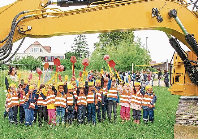 Ein Bild fürs Gemeindearchiv: Die Kindergärtler vom Ausserdorf am Spatenstich für die neue Sporthalle. Foto: Alfred Gassmann