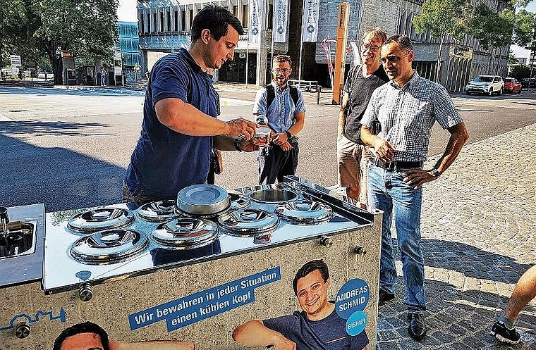 Kugeln in Weiss und Blau: FDP-Stadtrat Andreas Schmid verteilt Glace. Foto: Fritz Thut