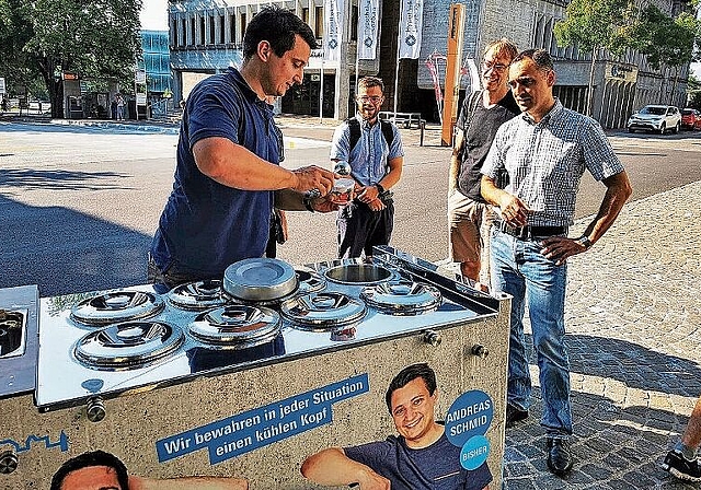 Kugeln in Weiss und Blau: FDP-Stadtrat Andreas Schmid verteilt Glace. Foto: Fritz Thut