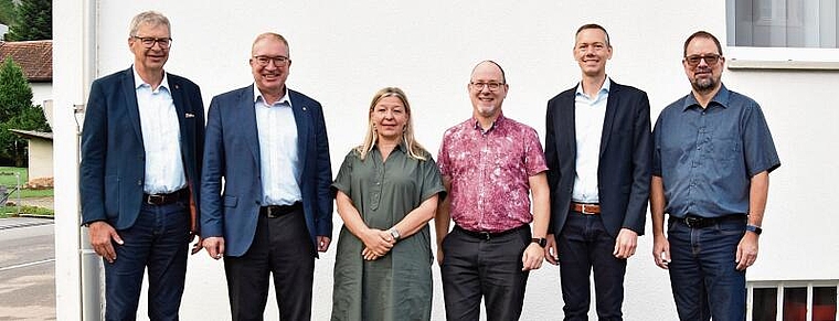 Besiegelten im Gemeindehaus Ammerswil den Zusammenschluss der Wasserversorgungen von Ammerswil und Lenzburg: Daniel Mosimann (Stadtammann Lenzburg), Markus Blättler (SWL Wasser AG), Katharina Engeler (Gemeindeammann Ammerswil), Daniel Wellinger (Gem