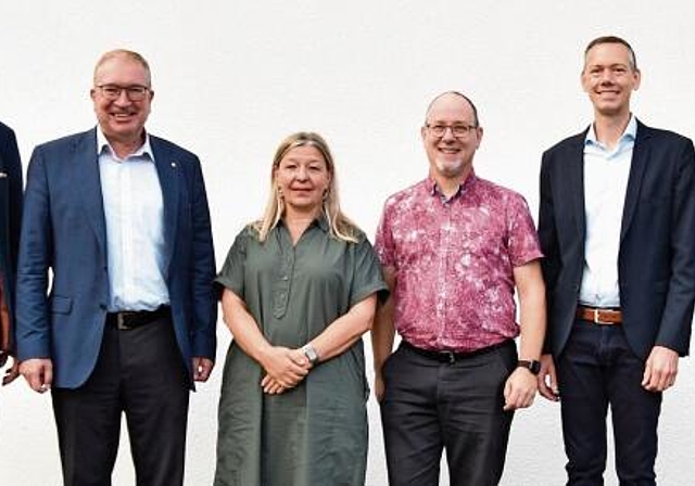 Besiegelten im Gemeindehaus Ammerswil den Zusammenschluss der Wasserversorgungen von Ammerswil und Lenzburg: Daniel Mosimann (Stadtammann Lenzburg), Markus Blättler (SWL Wasser AG), Katharina Engeler (Gemeindeammann Ammerswil), Daniel Wellinger (Gem