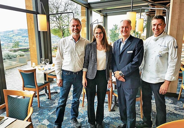 Blick hinaus auf den Hallwilersee: Mitglieder der «Eichberg»-Geschäftsbereichsleitung im neuen Cabrio-Restaurant Eli Wengenmaier (Geschäftsführer), Katharina Wengenmaier, Thomas Fenner, Hannes Mahler (Küchenchef); es fehlt Käthi Mahler. Foto: 