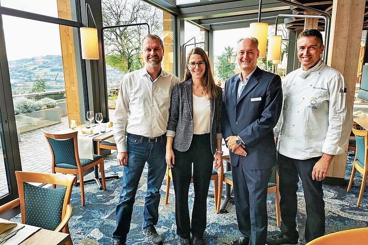 Blick hinaus auf den Hallwilersee: Mitglieder der «Eichberg»-Geschäftsbereichsleitung im neuen Cabrio-Restaurant Eli Wengenmaier (Geschäftsführer), Katharina Wengenmaier, Thomas Fenner, Hannes Mahler (Küchenchef); es fehlt Käthi Mahler. Foto: 