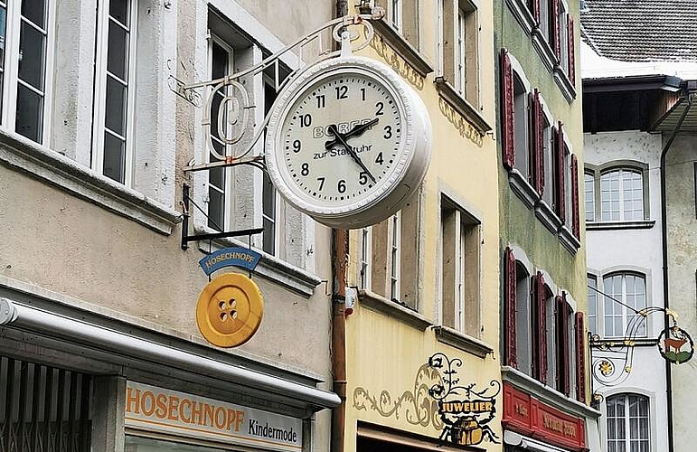 Wieder am angestammten Ort: «Borer – zur Stadtuhr» an der Rathausgasse. Foto: Fritz Thut