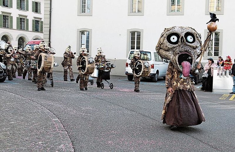 Einfach galaktisch: Das Kostüm der Windischer Schwellbaumschränzer. Foto: Romi Schmid
