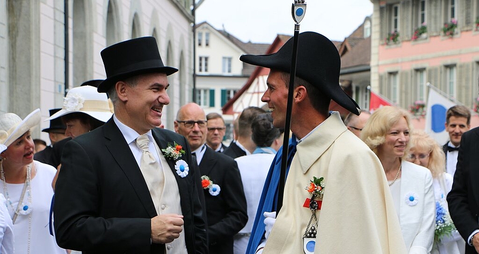 Der traditionelle Festumzug durch die Rathausgasse, vorbei an Stadtrat und Ehrengästen. Foto: Melanie Solloso Der traditionelle Festumzug durch die Rathausgasse, vorbei an Stadtrat und Ehrengästen. Foto: Melanie Solloso