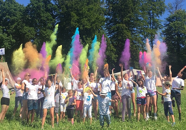 <em>Für einmal farbige Zirkusluft:</em> Die Teilnehmer des Zeltlagers vor ihrem grossen Auftritt. Foto: zvg