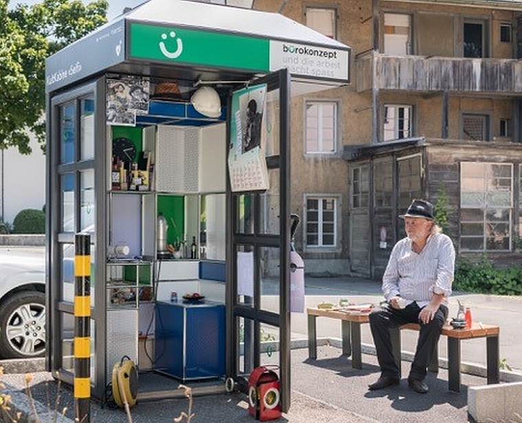 <em>Kleinstbüro:</em> Beat Ullmann hat ein Büro in der Kultkabine eingerichtet. Foto: Timo Ullmann