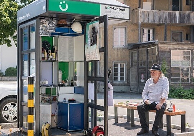 <em>Kleinstbüro:</em> Beat Ullmann hat ein Büro in der Kultkabine eingerichtet. Foto: Timo Ullmann
