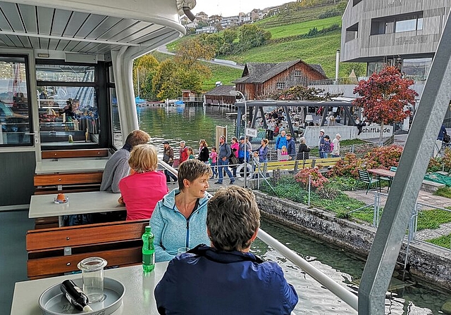 <em>Nochmals zahlreiche Passagiere:</em> Die MS Brestenberg legt auf der letzten Kursfahrt am Schiffsteg Birrwil an. Fotos: Fritz Thut
