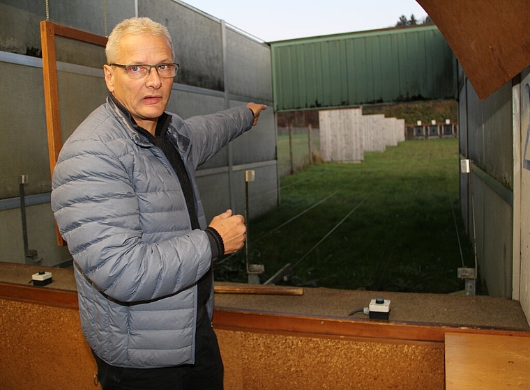 <em>Im Aussenbereich des Schützenhauses steht aktuell keine Sanierung an:</em> Max Fischer im Schiessstand. Foto: Carolin Frei