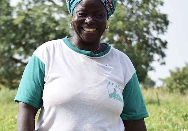 <em>Baumwoll-Bäuerin in Burkina Faso:</em> Von der gepflückten Baumwolle bis zum fertigen T-Shirt lässt sich die Produktion in Echtzeit verfolgen. Foto: zvg