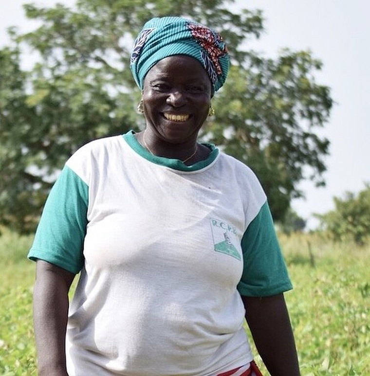<em>Baumwoll-Bäuerin in Burkina Faso:</em> Von der gepflückten Baumwolle bis zum fertigen T-Shirt lässt sich die Produktion in Echtzeit verfolgen. Foto: zvg