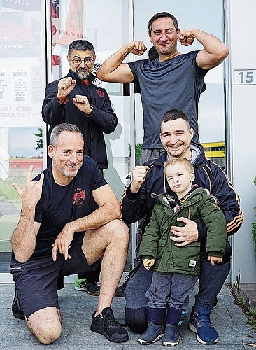 Arbeiten im ehemaligen Alpsteg-Gebäude gern zusammen: Hinten Pino Cuccaro (Wing-Tsun-Kung-Fu), Ridvan Sütlü (Grizzly Gym); vorne Roger Guerdi (SouthFoot-Cross-Fit) und Ilija Letic mit Sohn Vuk (Shinsei-Kan-Karateschule). Foto: Romi Schmid
