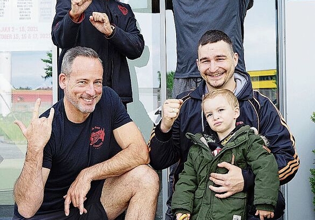 Arbeiten im ehemaligen Alpsteg-Gebäude gern zusammen: Hinten Pino Cuccaro (Wing-Tsun-Kung-Fu), Ridvan Sütlü (Grizzly Gym); vorne Roger Guerdi (SouthFoot-Cross-Fit) und Ilija Letic mit Sohn Vuk (Shinsei-Kan-Karateschule). Foto: Romi Schmid
