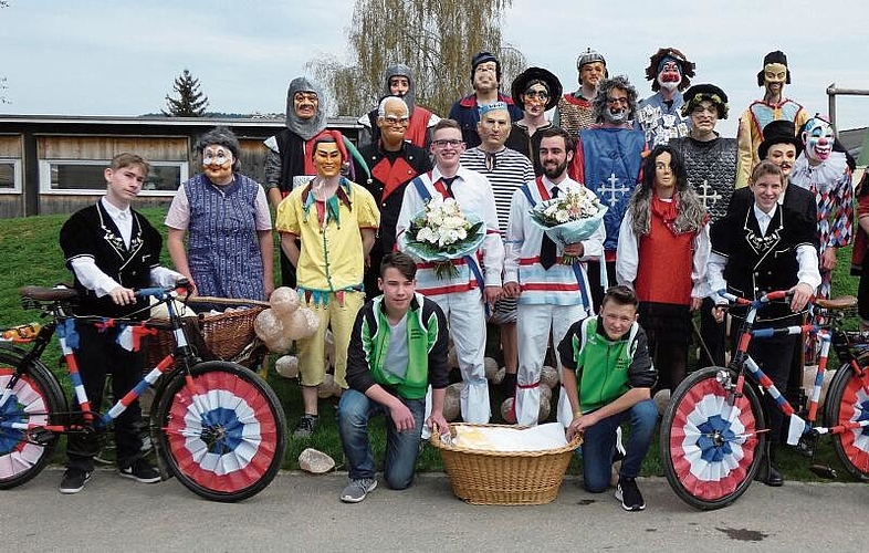 Die Kostüme der Teilnehmer: Werden nicht willkürlich gewählt, sondern sind ganz bestimmte, jedes Jahr wiederkehrende Figuren. Foto: zvg
