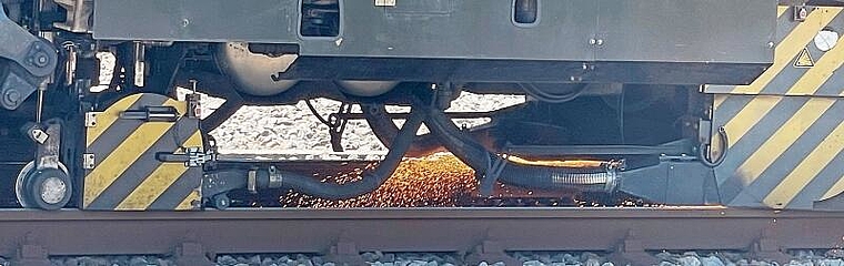 Seetalbahngleis wird wieder glatt: Der Schienenfräszug sprüht deutlich sichtbar Funken bei seiner Arbeit. Foto: Andreas Walker