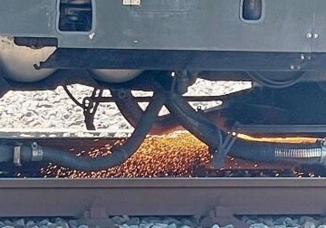 Seetalbahngleis wird wieder glatt: Der Schienenfräszug sprüht deutlich sichtbar Funken bei seiner Arbeit. Foto: Andreas Walker