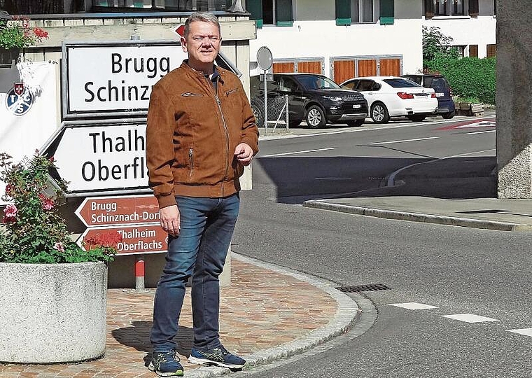 Heikle Strassenkreuzung: Gemeindeammann Ulrich Salm vor dem anspruchsvollen Übergang «Bärenkreuzung». Foto: zvg