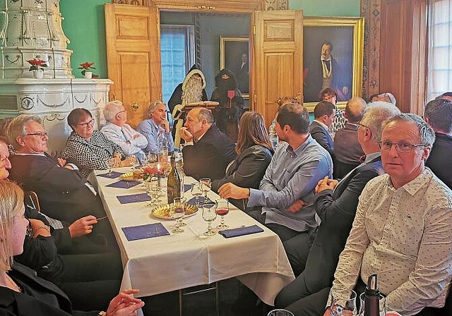 Stilvolle Enge im Burghaldenhaus: Gemeindeammänner und -schreiber lassen sich an der Chlausmärtzusammenkunft der Stadt Lenzburg vom Stadtchlaus die Leviten lesen. Foto: Fritz Thut
