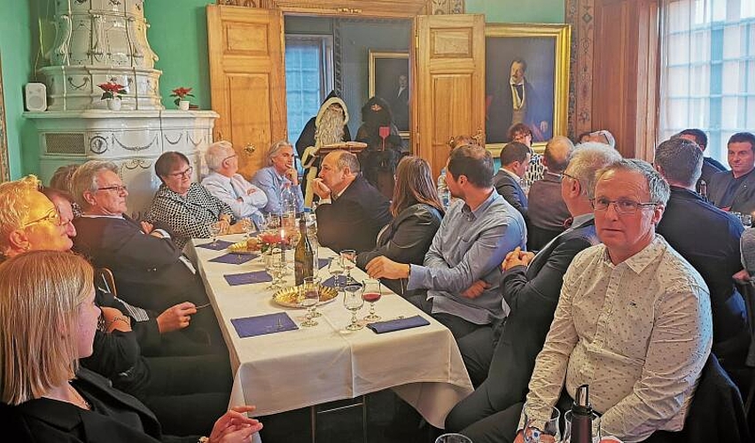 Stilvolle Enge im Burghaldenhaus: Gemeindeammänner und -schreiber lassen sich an der Chlausmärtzusammenkunft der Stadt Lenzburg vom Stadtchlaus die Leviten lesen. Foto: Fritz Thut
