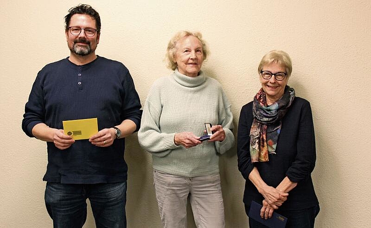 Schafften es beim Dorfjassen aufs Podest: Siegerin Ruth Furer (Mitte), 2. Platz Boris Annaheim und 3. Platz Ursula Zehnder. Foto: Alfred Gassmann