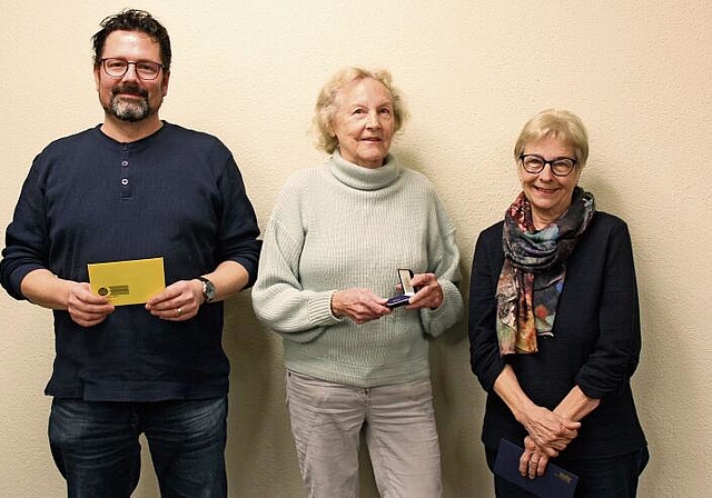 Schafften es beim Dorfjassen aufs Podest: Siegerin Ruth Furer (Mitte), 2. Platz Boris Annaheim und 3. Platz Ursula Zehnder. Foto: Alfred Gassmann