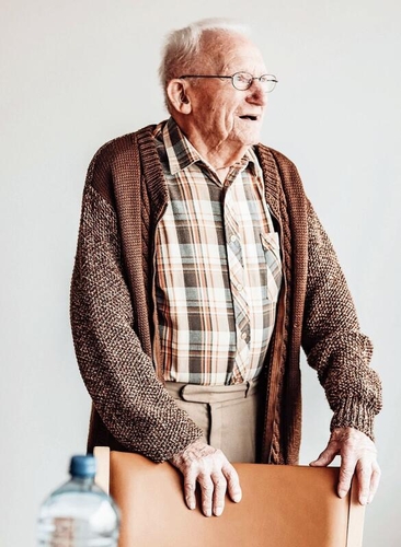 Hans Gloor geniesst den Ausblick aus seinem Zimmer.Foto: Romi Schmid