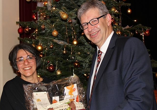 Daniel Mosimann beschenkt Kathrin Scholl für die besinnlichen Worte. AG